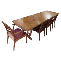 Edward Barnsley. Un tavolo da pranzo in noce Arts & Crafts e otto sedie abbinate.