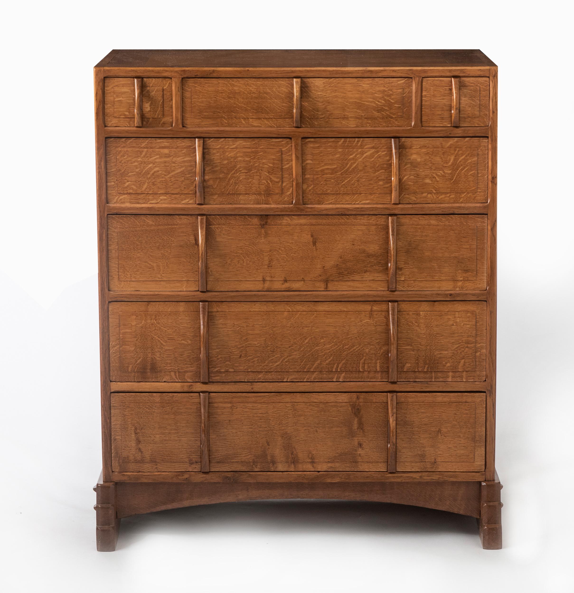 An early oak chest of drawers by Edward Barnsley, England, circa 1920
With fielded panelling to the sides, panelling to the front drawers- each with carved “D” end handles.
Exposed dovetails.
On carved sledge feet.
England, circa 1920
Measures: 111