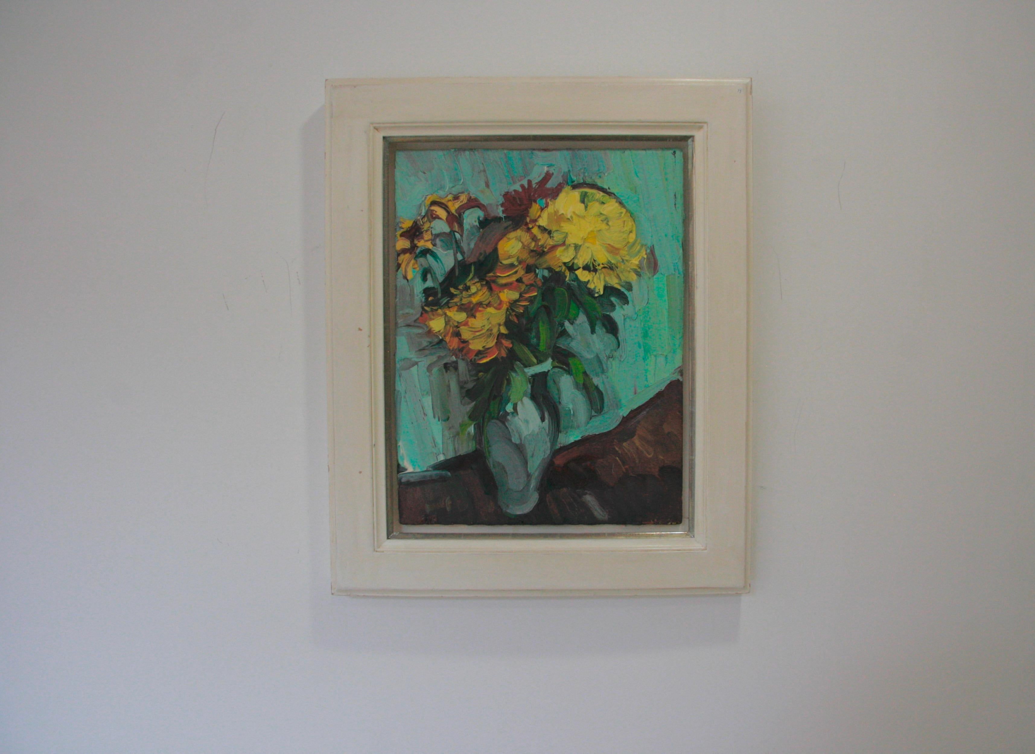 CHRYSANTHEMUMS IN A GREEN VASE EDWARD BEALE Artiste contemporain britannique. en vente 7