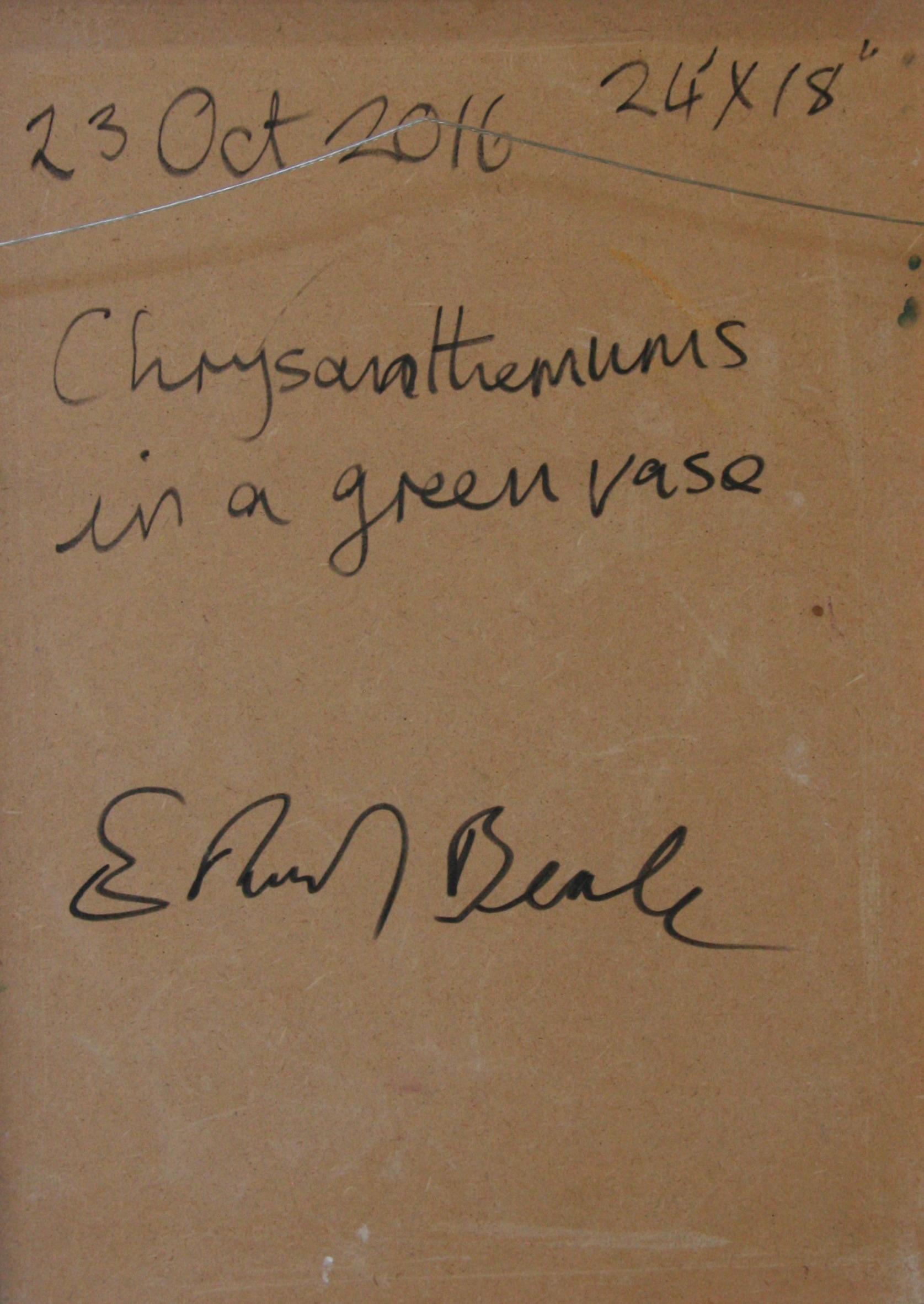 CHRYSANTHEMUMS IN A GREEN VASE EDWARD BEALE Artiste contemporain britannique. en vente 10