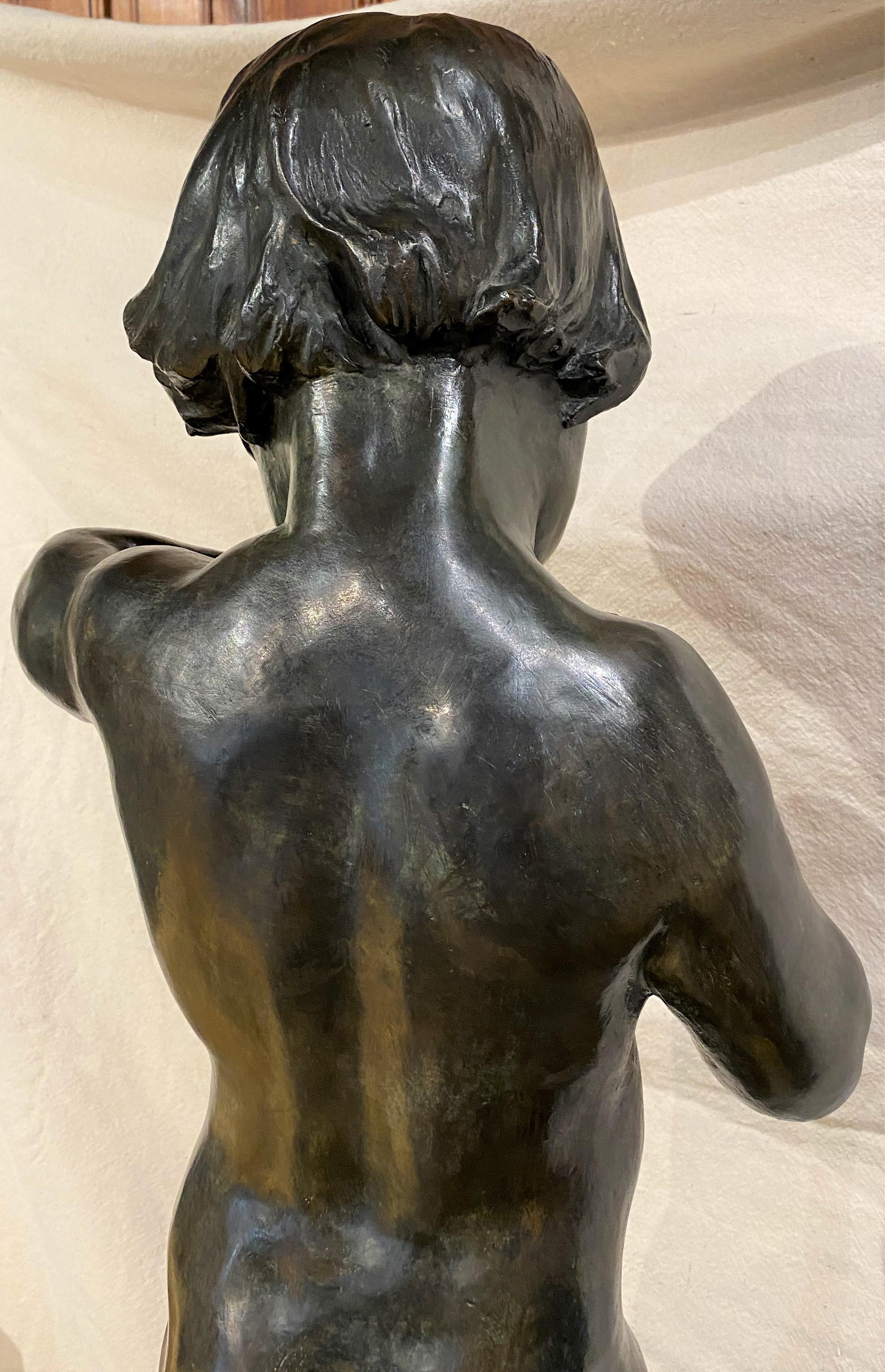Une belle et grande fontaine figurative en bronze, représentant un garçon nu avec une flûte de pan et trois grenouilles, connue sous le nom de 