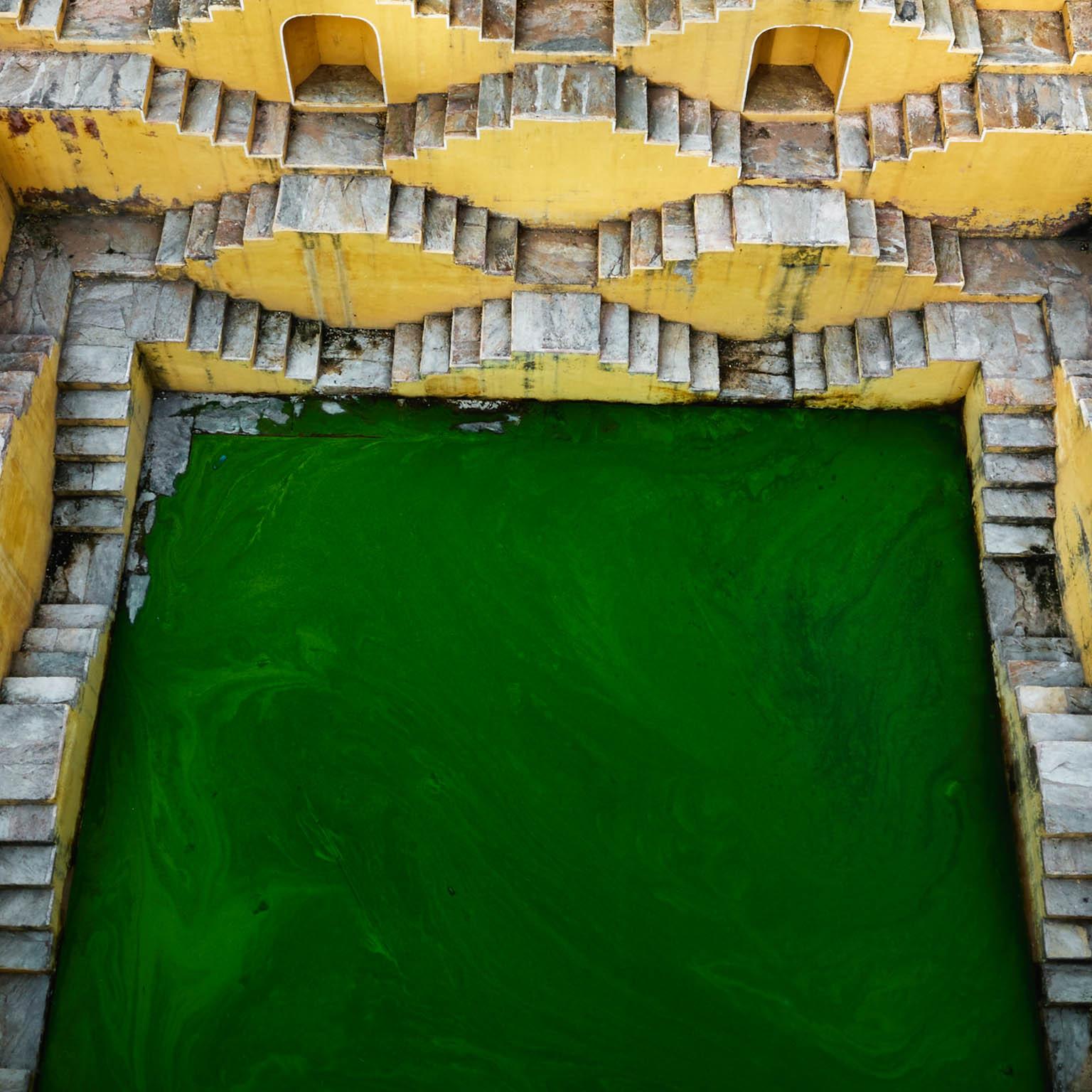 Pozo escalonado nº 2, Panna Meena, Amber, Rajastán, India, 2010 - Painting Contemporáneo de Edward Burtynsky