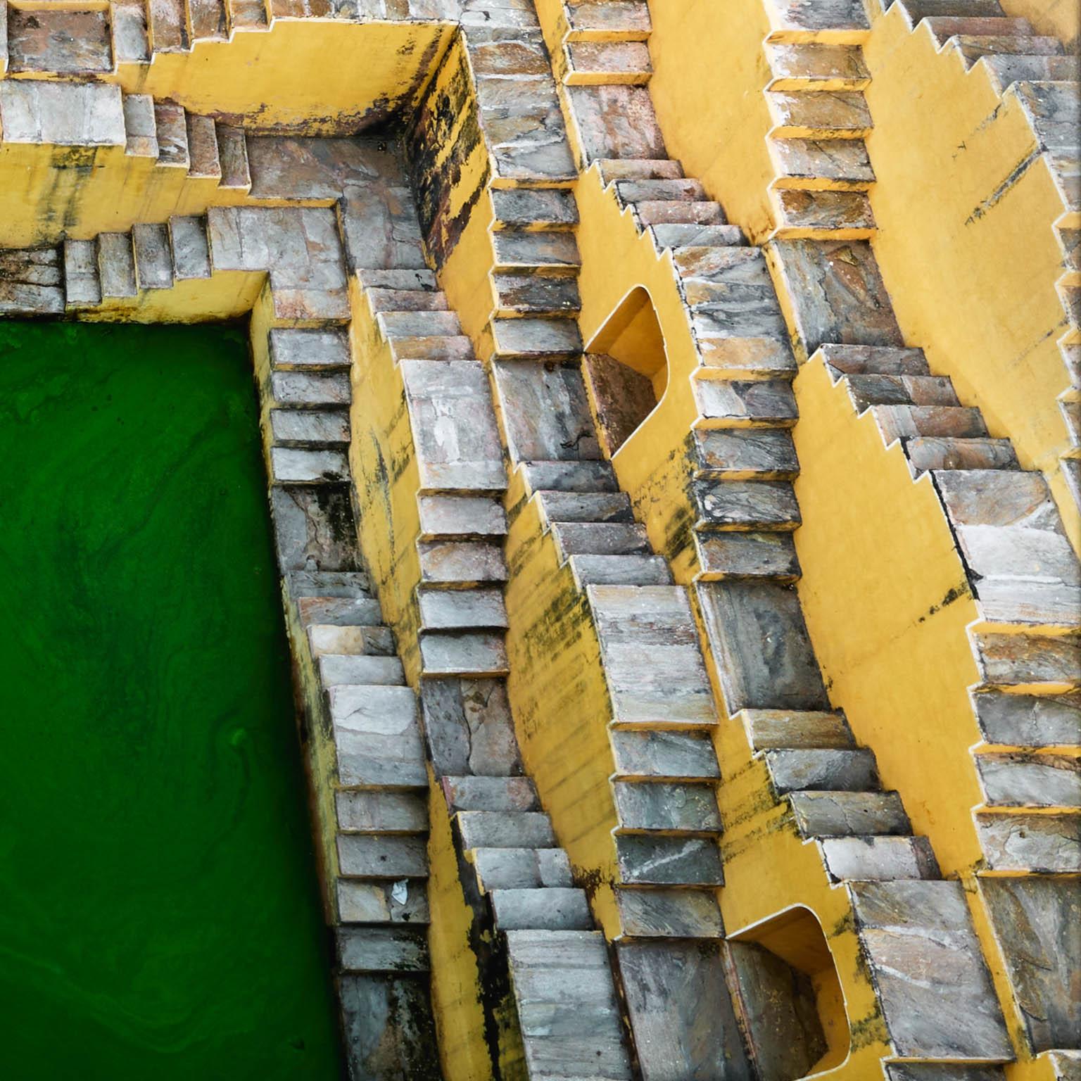 Pozo escalonado nº 2, Panna Meena, Amber, Rajastán, India, 2010 - Landscape Painting Beige de Edward Burtynsky