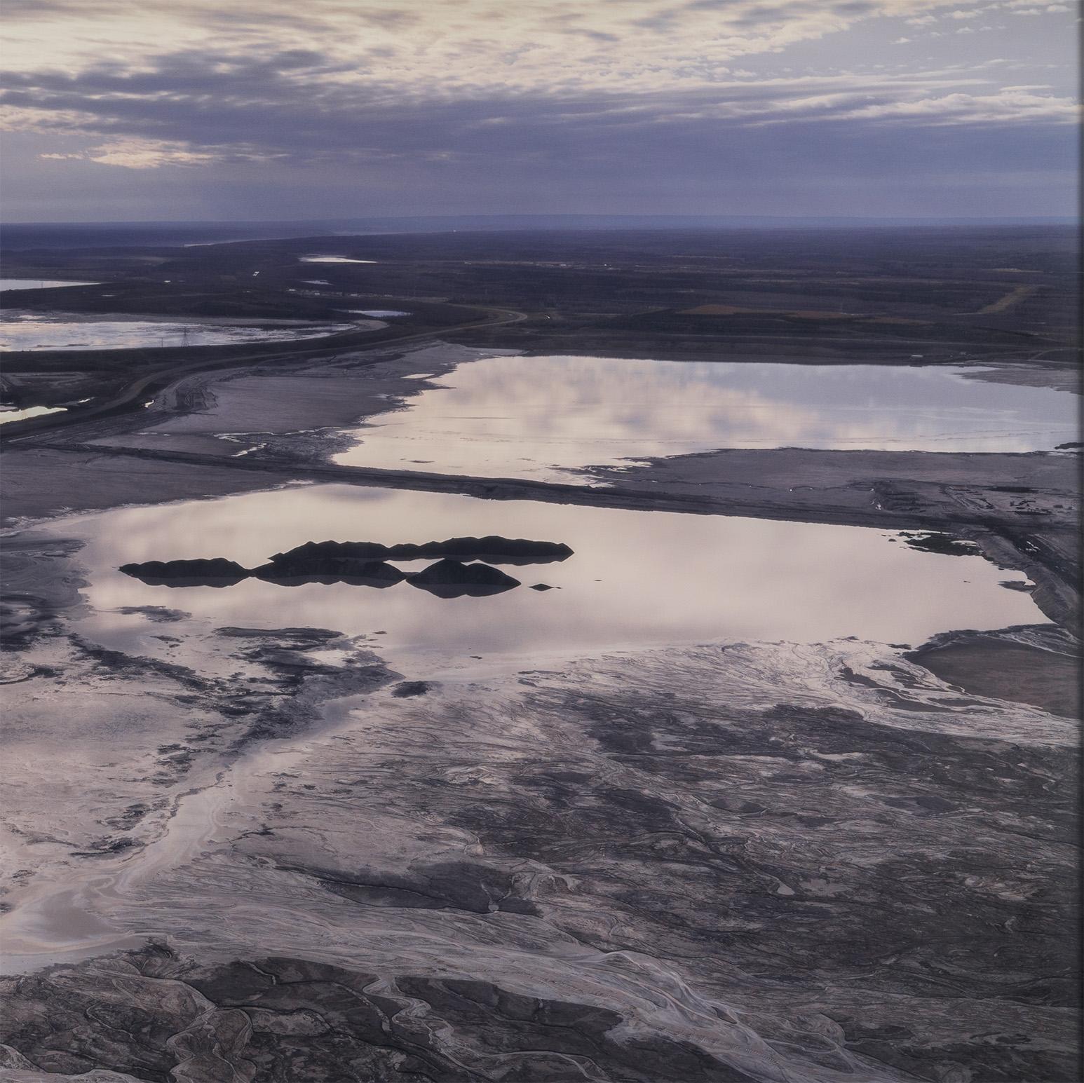 Edward Burtynsky est l'un des photographes canadiens les plus renommés au niveau international.

Pendant près d'une décennie (1999-2008), Burtynsky s'est concentré sur sa série 