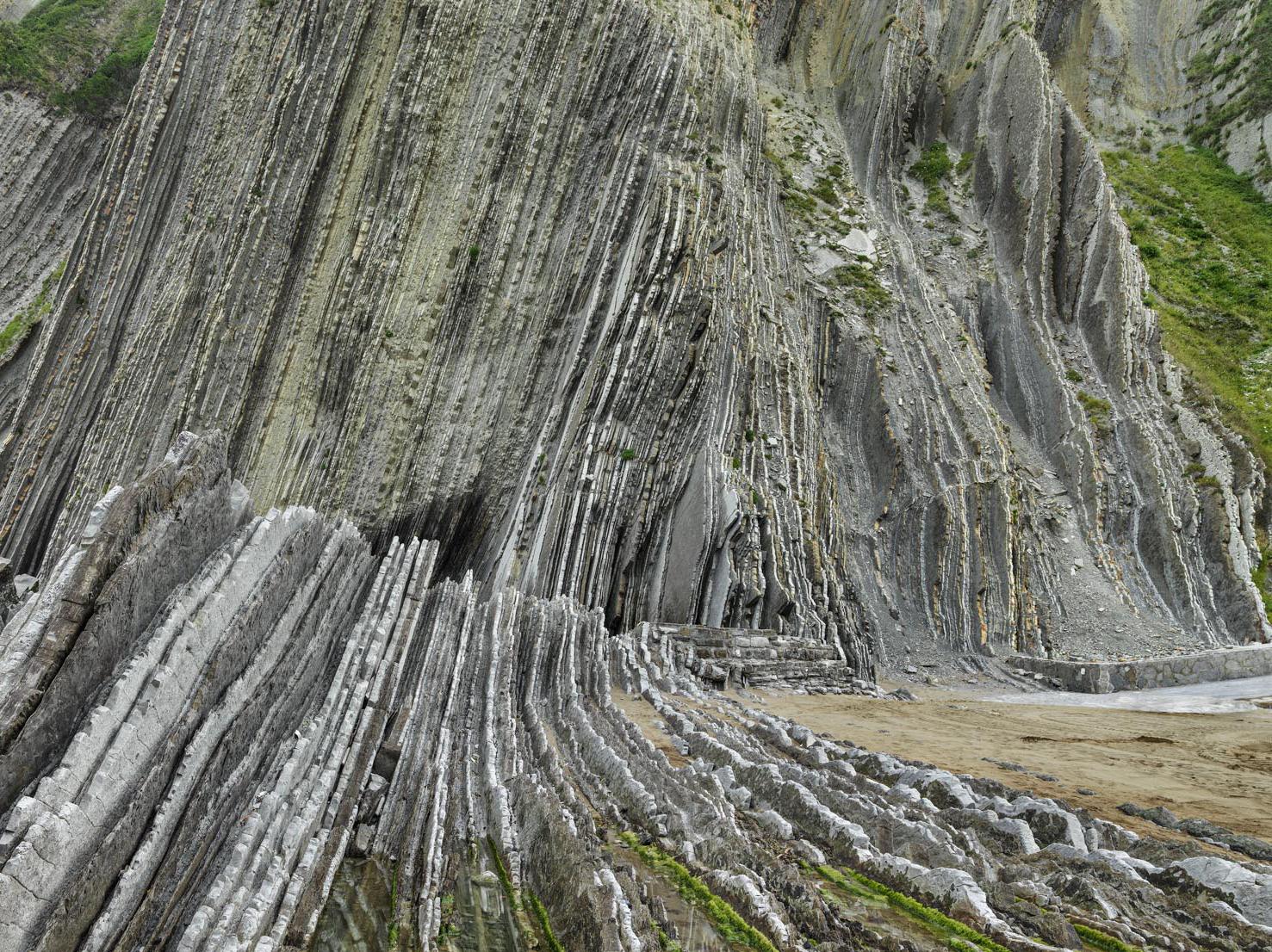 Côte basque #1, Géoparc de l'UNESCO, Zumaia, Espagne - Edward Burtynsky, Photographie en vente 1