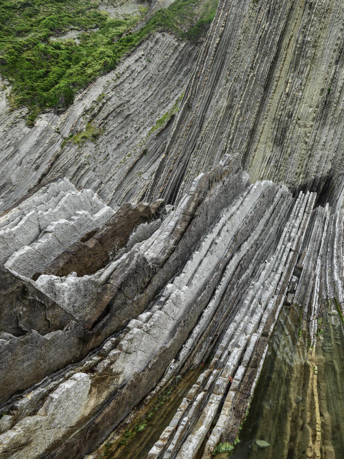 Baskische Küste #1, UNESCO Geopark, Zumaia, Spanien - Edward Burtynsky, Fotografie im Angebot 2