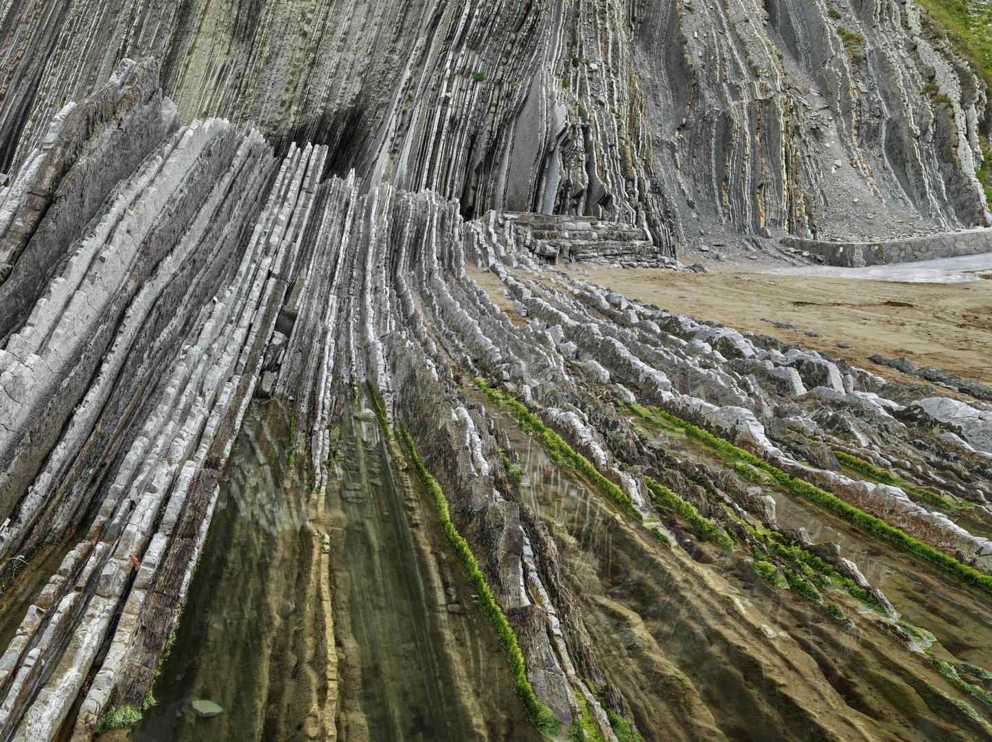 Côte basque #1, Géoparc de l'UNESCO, Zumaia, Espagne - Edward Burtynsky, Photographie en vente 3