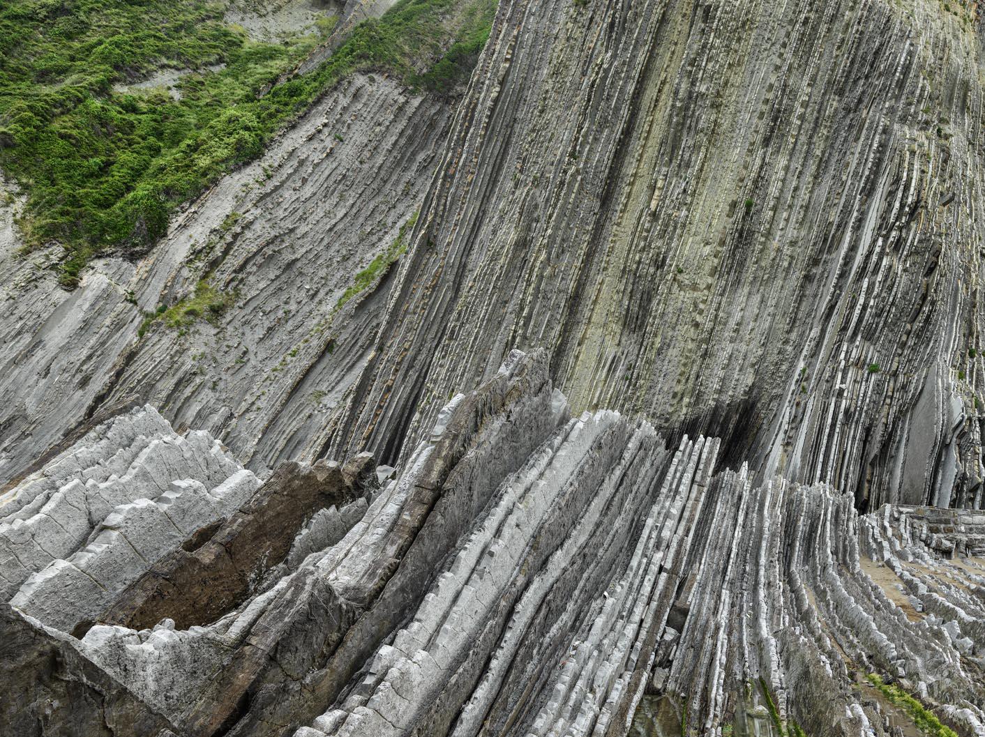 Côte basque #1, Géoparc de l'UNESCO, Zumaia, Espagne - Edward Burtynsky, Photographie en vente 4