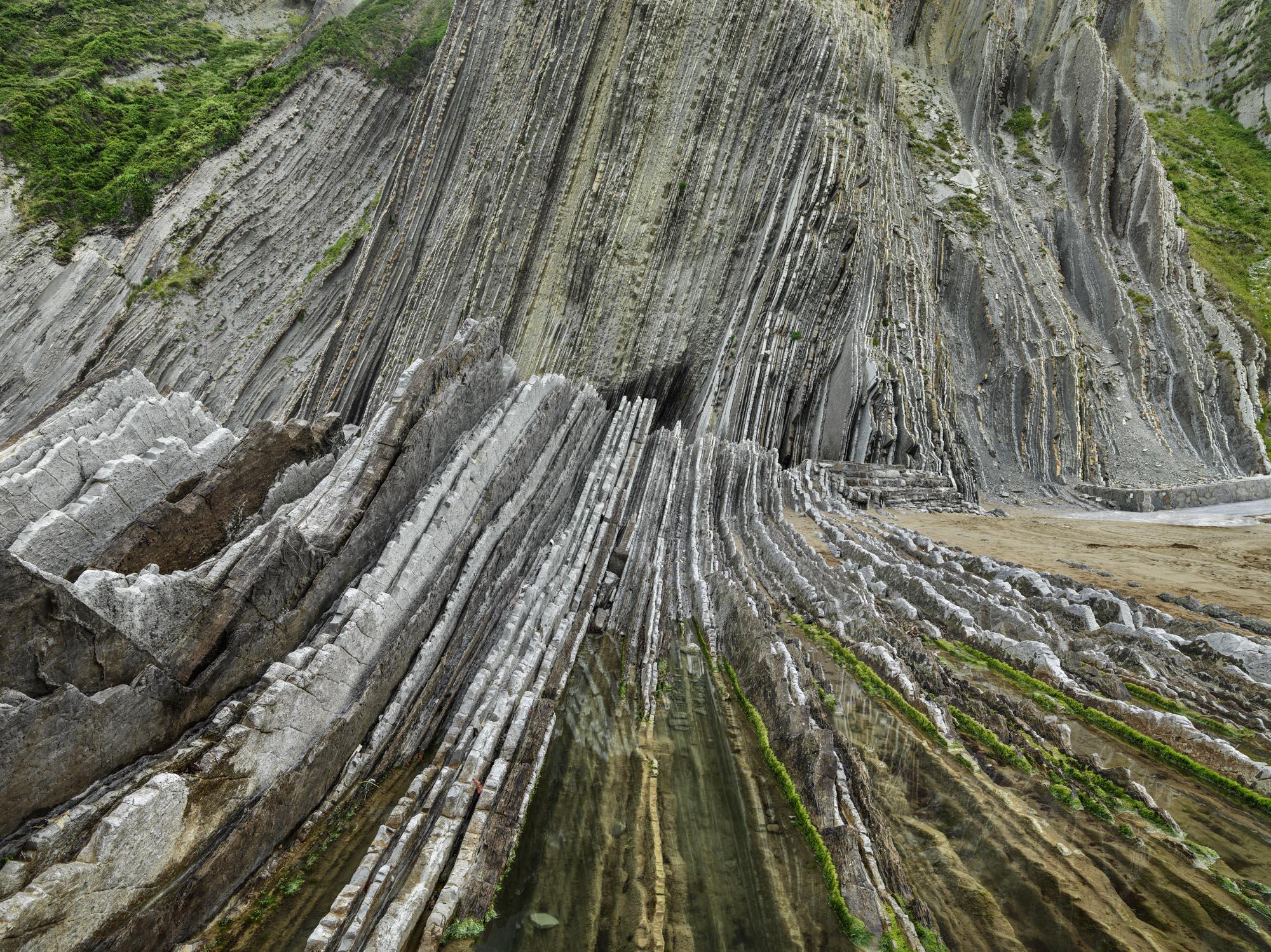 Edward BURTYNSKY (*1955, Canada)
Côte basque #1, Géoparc de l'UNESCO, Zumaia, Espagne, 2015
Impression à jet d'encre pigmentaire sur papier photo professionnel Kodak
Feuille : 99 x 132 cm (39 x 52 in.)
Edition de 9
Encadré

Edward Burtynsky est