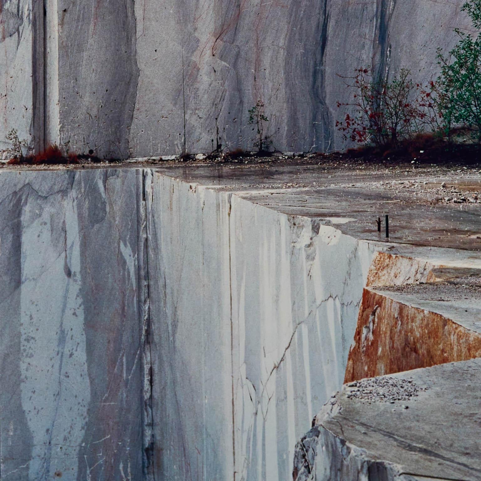 Quarries n° 11 de Carrare, Italie 1993 - Contemporain Photograph par Edward Burtynsky