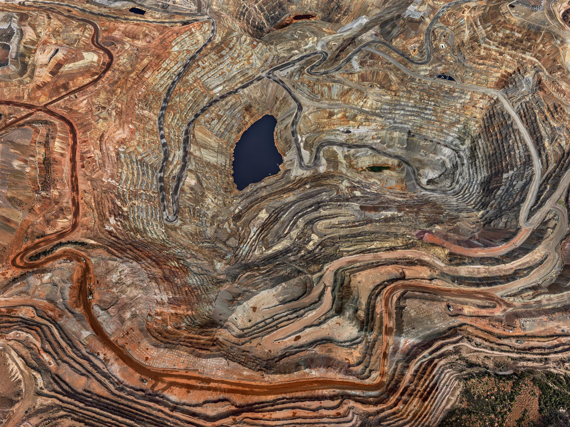 Edward BURTYNSKY (*1955, Kanada)
Chino Mine #5, Silver City, New Mexico, USA, 2012
Pigmenttintenstrahldruck auf Kodak Professional Fotopapier
Blatt: 148,5 x 198,2 cm (58 1/2 x 78 in.)
Auflage von 3; Ed. Nr. 2/3

Edward Burtynsky gilt als einer der