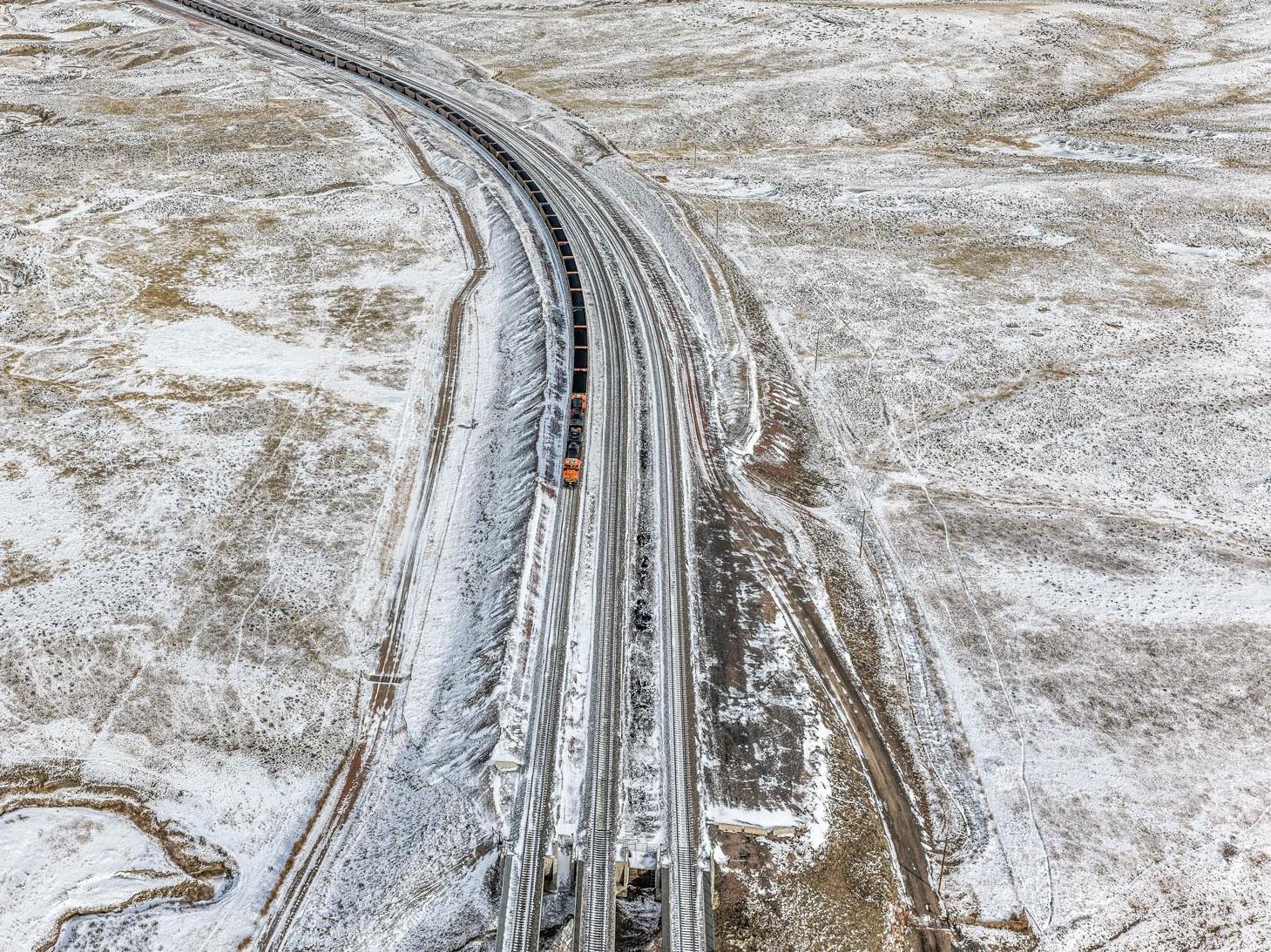 Coal Train, Near Gillette, Wyoming, USA – Edward Burtynsky, Landscape, Train For Sale 1