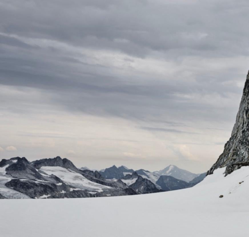 Coast Mountains #12, in der Nähe des Mount Waddington, British Columbia, Kanada – Photograph von Edward Burtynsky