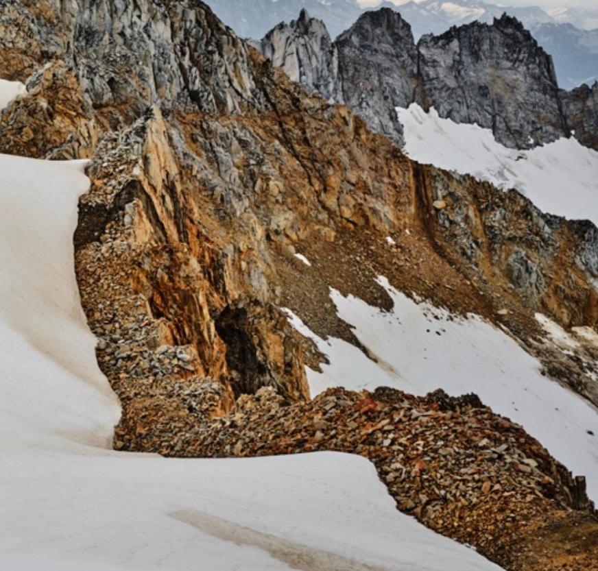 Coast Mountains #12, in der Nähe des Mount Waddington, British Columbia, Kanada (Grau), Color Photograph, von Edward Burtynsky