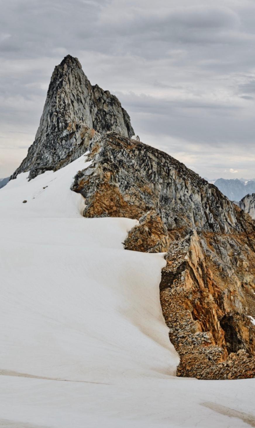 Edward BURTYNSKY (*1955, Kanada)
Coast Mountains #12, in der Nähe von Mount Waddington, British Columbia, Kanada, 2023
Pigmenttintenstrahldruck auf Kodak Professional Fotopapier
148.6 x 198.1 cm (58 1/2 x 78 in.)
Auflage von 3
Nur drucken
Signiert