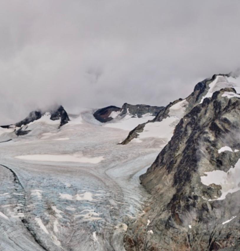 Edward BURTYNSKY (*1955, Canadá)
Montañas de la Costa nº 17, Glaciar en retroceso, Columbia Británica, Canadá, 2023
Impresión por inyección de tinta pigmentada en papel fotográfico profesional Kodak
198.1 x 148.6 cm (78 x 58 1/2 in.)
Edición de