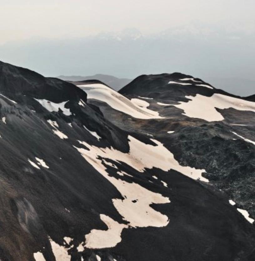 Mountains Coast #2, The Black Tusk, Colombie-Britannique, Canada - Photograph de Edward Burtynsky
