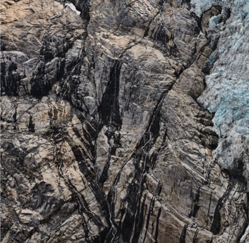 Montañas de la Costa nº 4, Glaciar en retroceso, Columbia Británica, Canadá - Color Photograph Gris de Edward Burtynsky