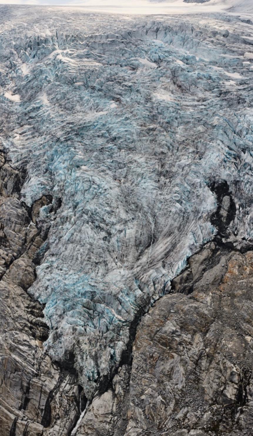 Edward BURTYNSKY (*1955, Canadá)
Montañas de la Costa nº 4, Glaciar en retroceso, Columbia Británica, Canadá, 2023
Impresión por inyección de tinta pigmentada en papel fotográfico profesional Kodak
148.6 x 198.1 cm (58 1/2 x 78 in.)
Edición de