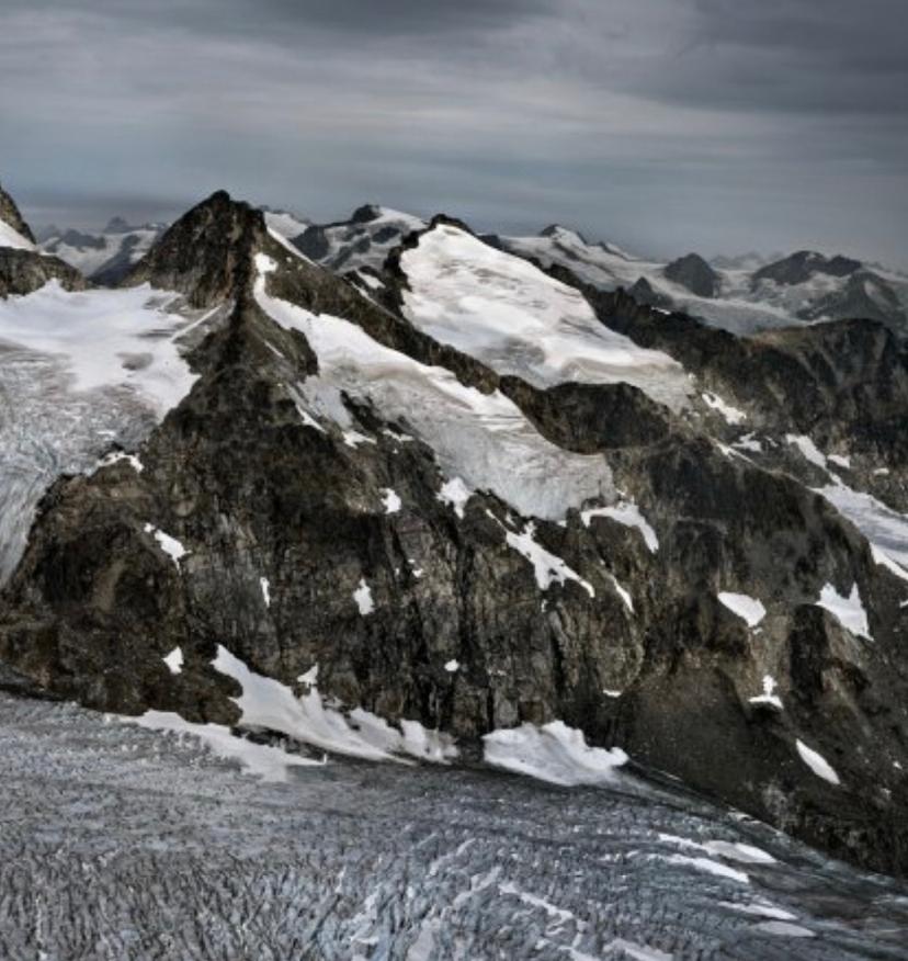 Montañas de la Costa nº 7, Columbia Británica, Canadá - Color Photograph Gris de Edward Burtynsky