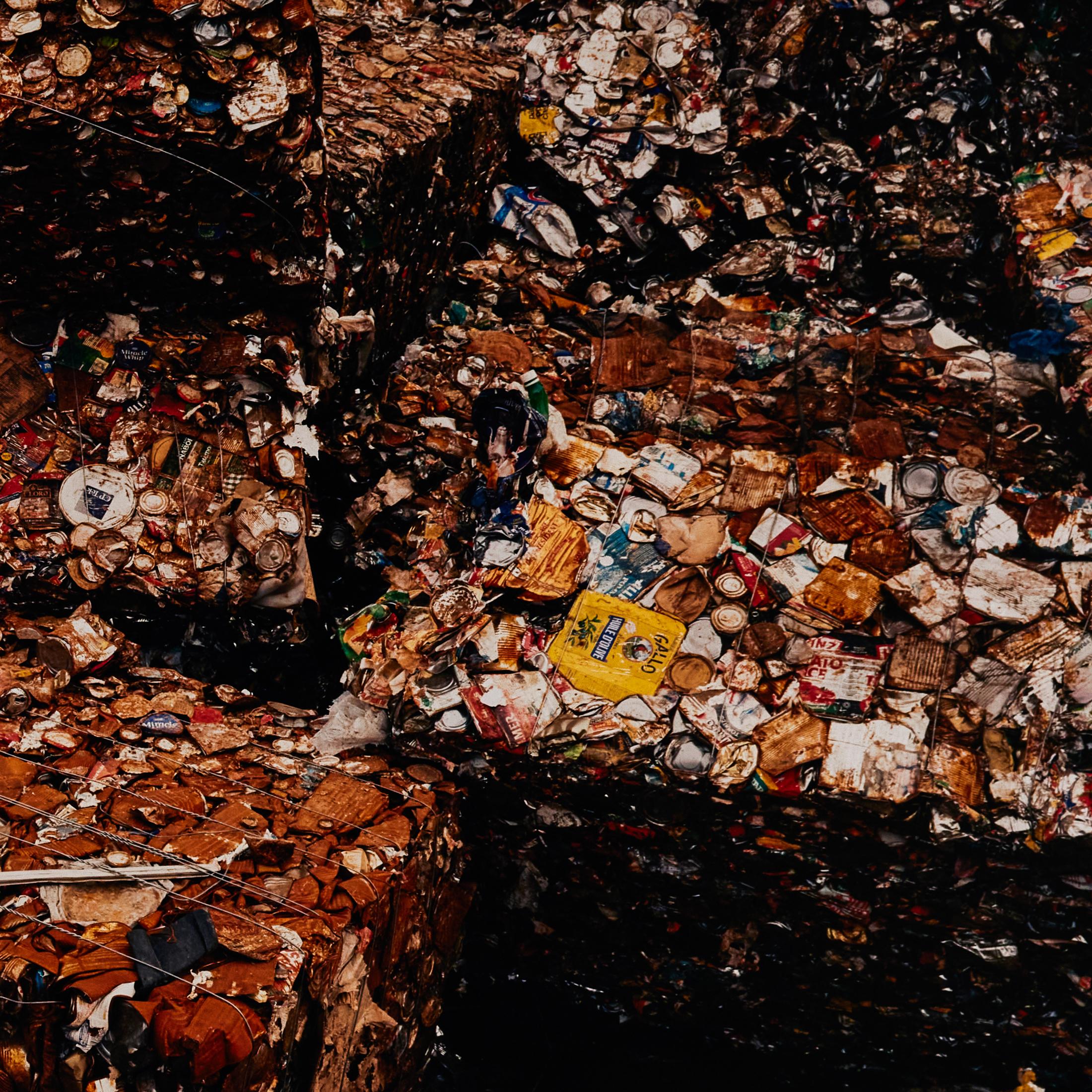 Verdichtete Blechdosen #2 – Photograph von Edward Burtynsky