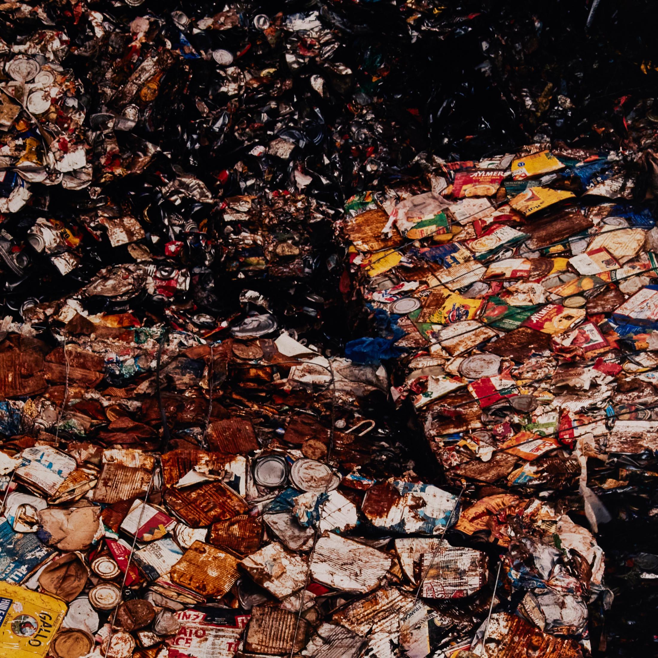 Verdichtete Blechdosen #2 (Grau), Still-Life Photograph, von Edward Burtynsky