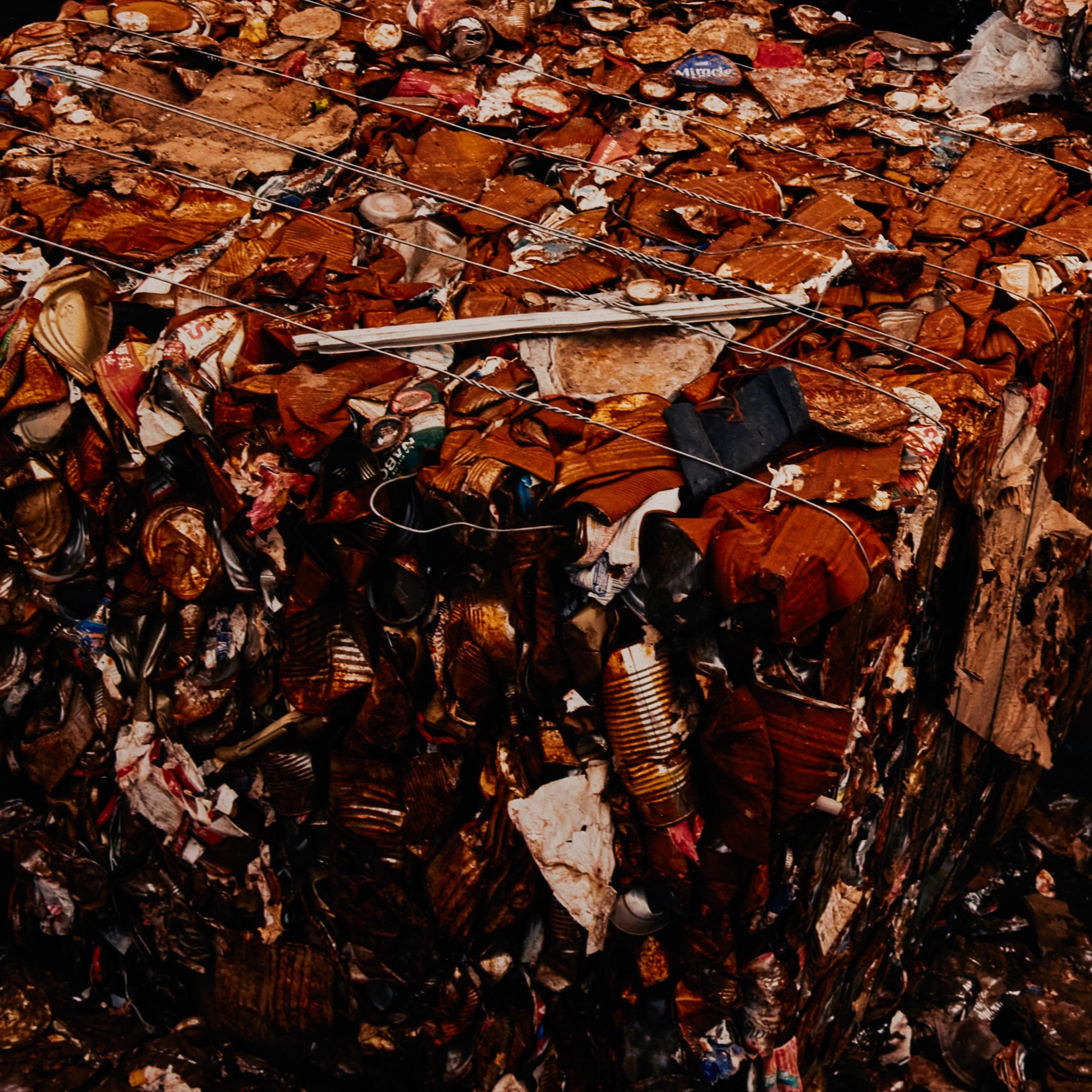 Edward Burtynsky (geb. 1955) ist einer der erfolgreichsten Fotografen Kanadas.

Der bekannte Filmemacher, Unternehmer und Umweltschützer Burtynsky ist international für seine großformatigen Bilder bekannt, die das Zusammenspiel von Industrie und