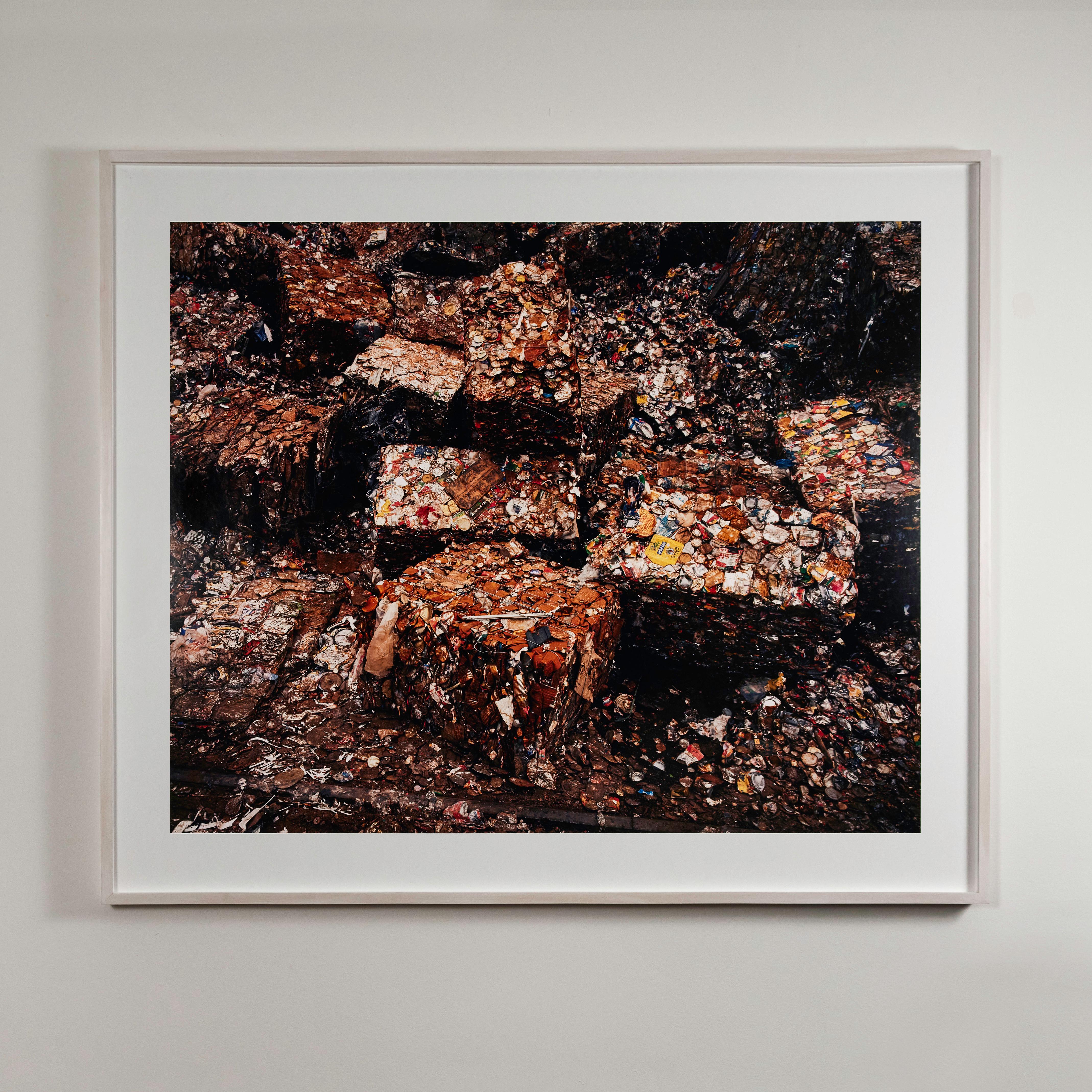 Edward Burtynsky Still-Life Photograph – Verdichtete Blechdosen #2