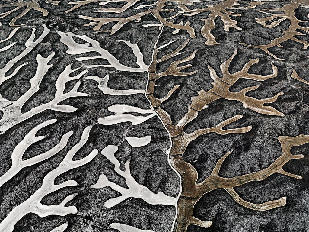 Edward BURTYNSKY (*1955, Kanada)
Trockenlandbewirtschaftung #2, 2010
Pigmenttintenstrahldruck auf Kodak Professional Fotopapier
Blatt: 99 x 132 cm (39 x 52 in.)
Auflage von 9; Ausgabe Nr. 9/9 (letzte verfügbare Ausgabe)
Gerahmt nach Angaben des
