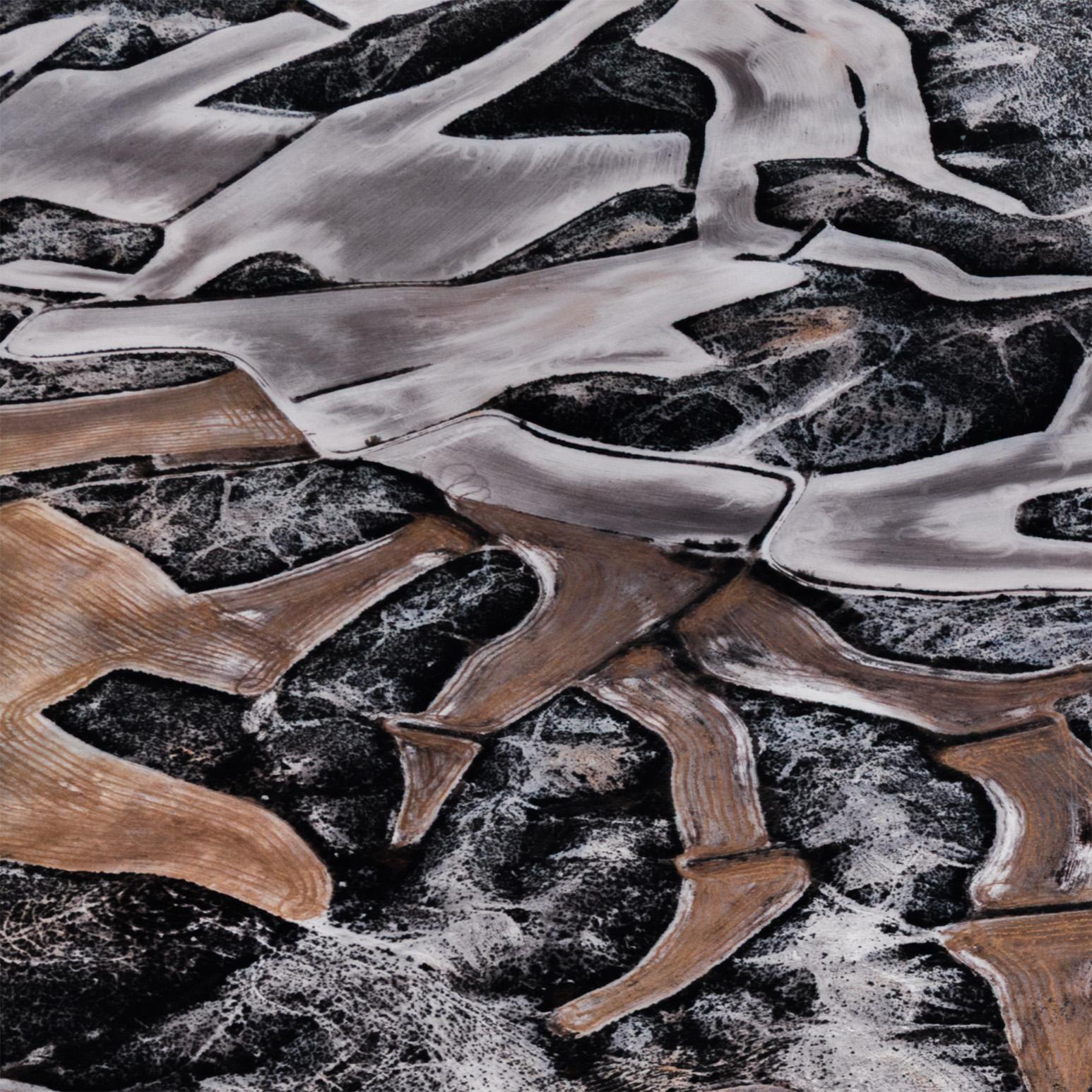 Edward Burtynsky (nato nel 1955) è uno dei fotografi canadesi di maggior successo. Noto regista, imprenditore e sostenitore dell'ambiente, Burtynsky è conosciuto a livello internazionale per le sue immagini incredibilmente dettagliate che