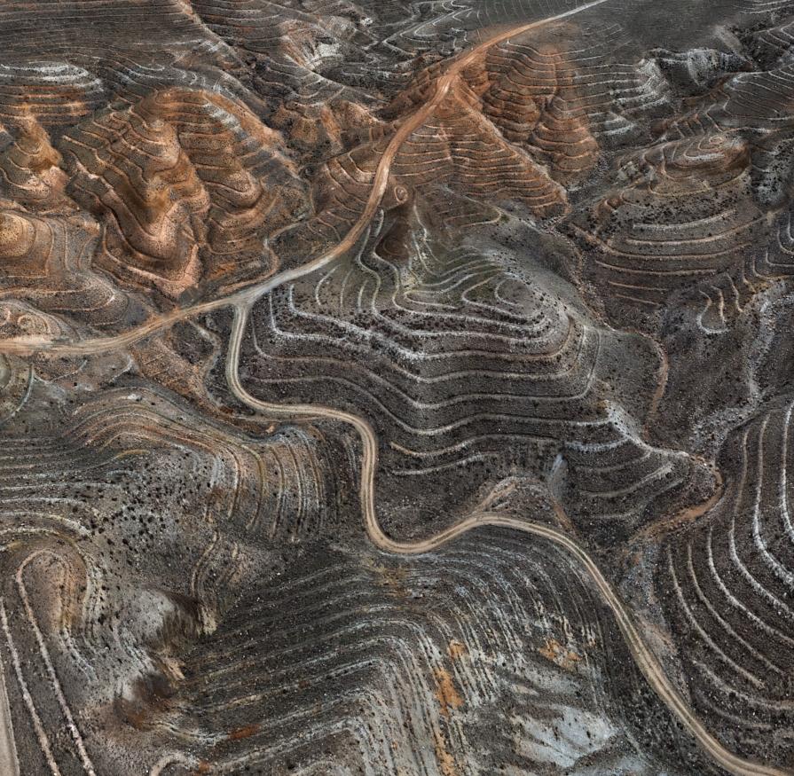 Edward BURTYNSKY (*1955, Kanada)
Erosionsschutz #1, Yesilhisar, Zentralanatolien, Türkiye, 2022
Pigmenttintenstrahldruck auf Kodak Professional Fotopapier
Blatt 121,9 x 243,8 cm (48 x 96 in.)
Auflage von 6

Edward Burtynsky gilt als einer der