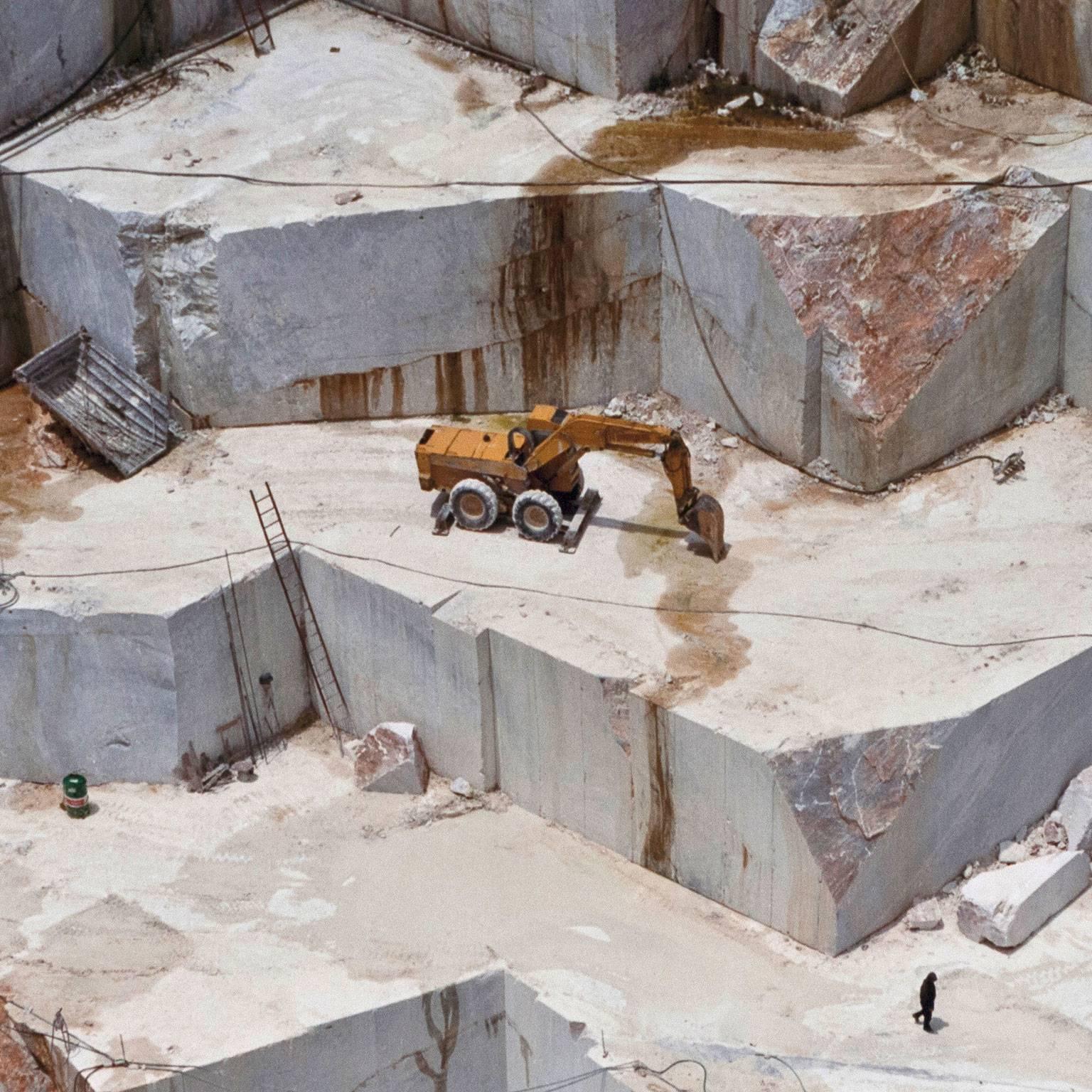 Edward Burtynsky (né en 1955) est le photographe canadien le plus connu.

Cinéaste de renom, entrepreneur et défenseur de l'environnement, Burtynsky est surtout connu dans le monde entier pour ses images à grande échelle documentant le processus et