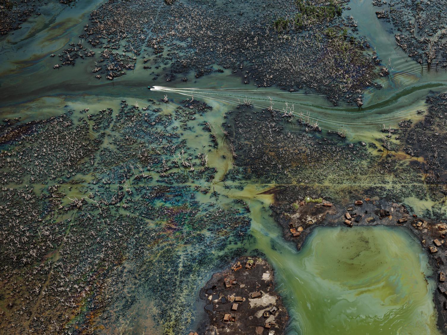 Ölbunkerung #4, Nigerdelta, Nigeria - Edward Burtynsky, Landschaft, Industrie im Angebot 2