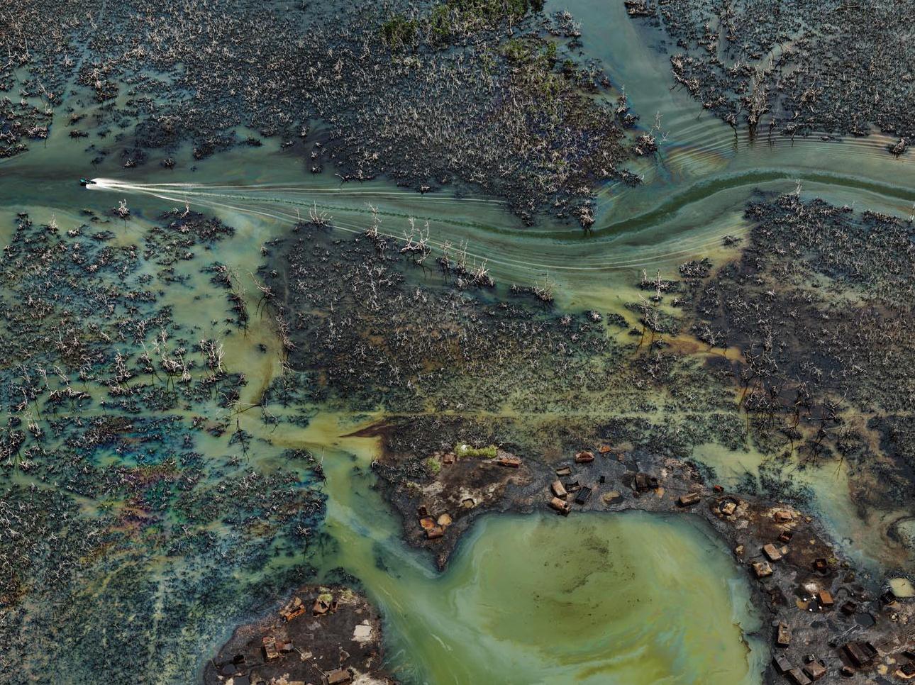 Ölbunkerung #4, Nigerdelta, Nigeria - Edward Burtynsky, Landschaft, Industrie im Angebot 4