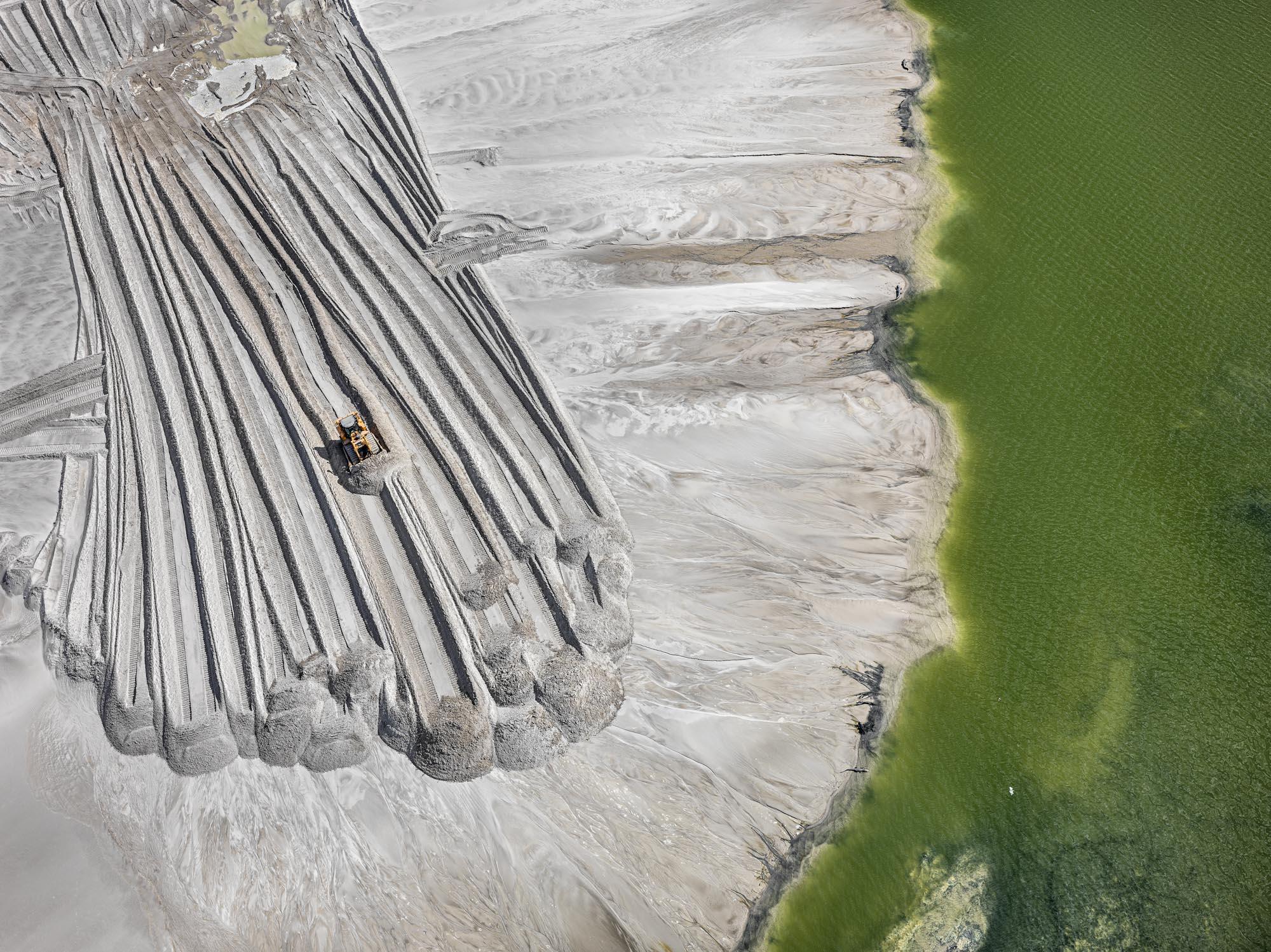 Edward BURTYNSKY (*1955, Kanada)
Phosphor Tailings Pond #4, in der Nähe von Lakeland, Florida, USA, 2012
Pigmenttintenstrahldruck auf Kodak Professional Fotopapier
Blatt: 148,6 x 198 cm (58 1/2 x 78 in.)
Rahmen 155 x 204,4 x 4,5 cm (61 x 80 1/2 x 1