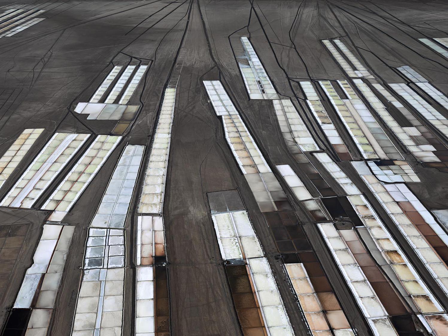 Salt Pan #18, Pequeño Rann de Kutch, Gujara, India - Edward Burtynsky, Paisaje en venta 3