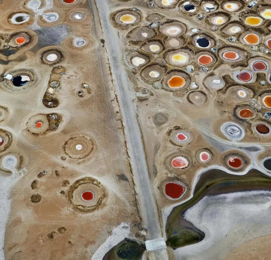 Salinas #4, Cerca de Naglou Sam Sam, Senegal - Burtynsky, Paisaje, Abstracto - Photograph de Edward Burtynsky