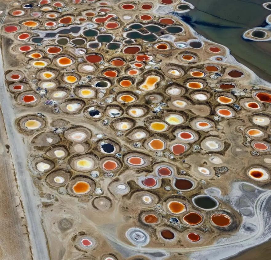 Salinas #4, Cerca de Naglou Sam Sam, Senegal - Burtynsky, Paisaje, Abstracto - Photograph Contemporáneo de Edward Burtynsky