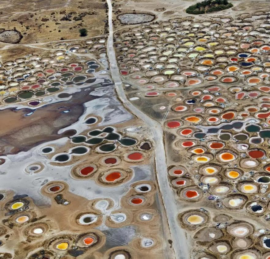 Salinas #4, Cerca de Naglou Sam Sam, Senegal - Burtynsky, Paisaje, Abstracto - Landscape Photograph Gris de Edward Burtynsky