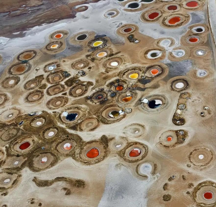 Edward BURTYNSKY (*1955, Canadá)
Salinas nº 4, cerca de Naglou Sam Sam, Senegal, 2019
Impresión por inyección de tinta pigmentada en papel fotográfico profesional Kodak
Hoja 121,9 x 162,6 cm (48 x 64 pulg.)
Edición de 6 (última edición