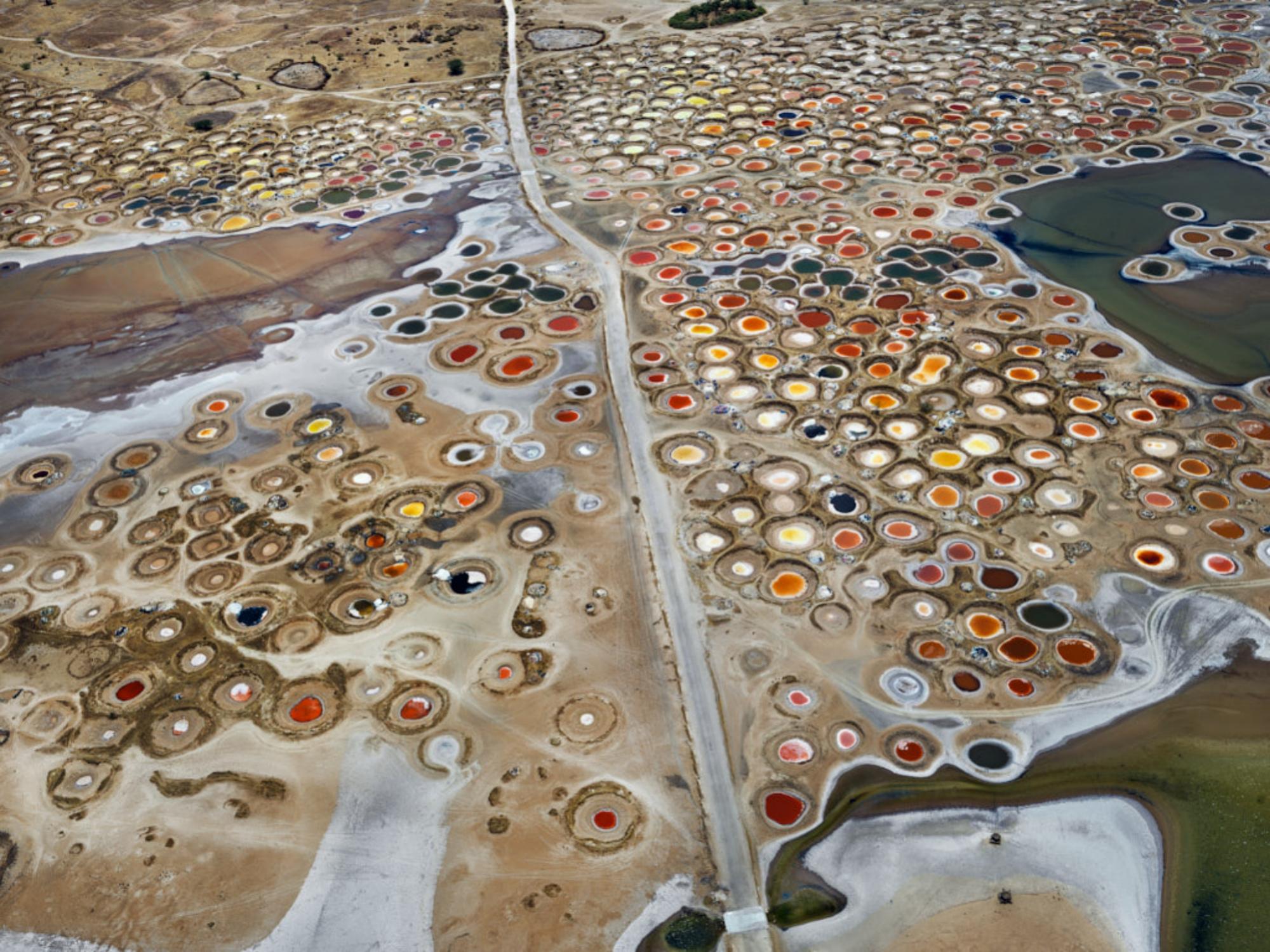Edward Burtynsky Landscape Photograph - Salt Ponds #4, Near Naglou Sam Sam, Senegal – Burtynsky, Landscape, Abstract