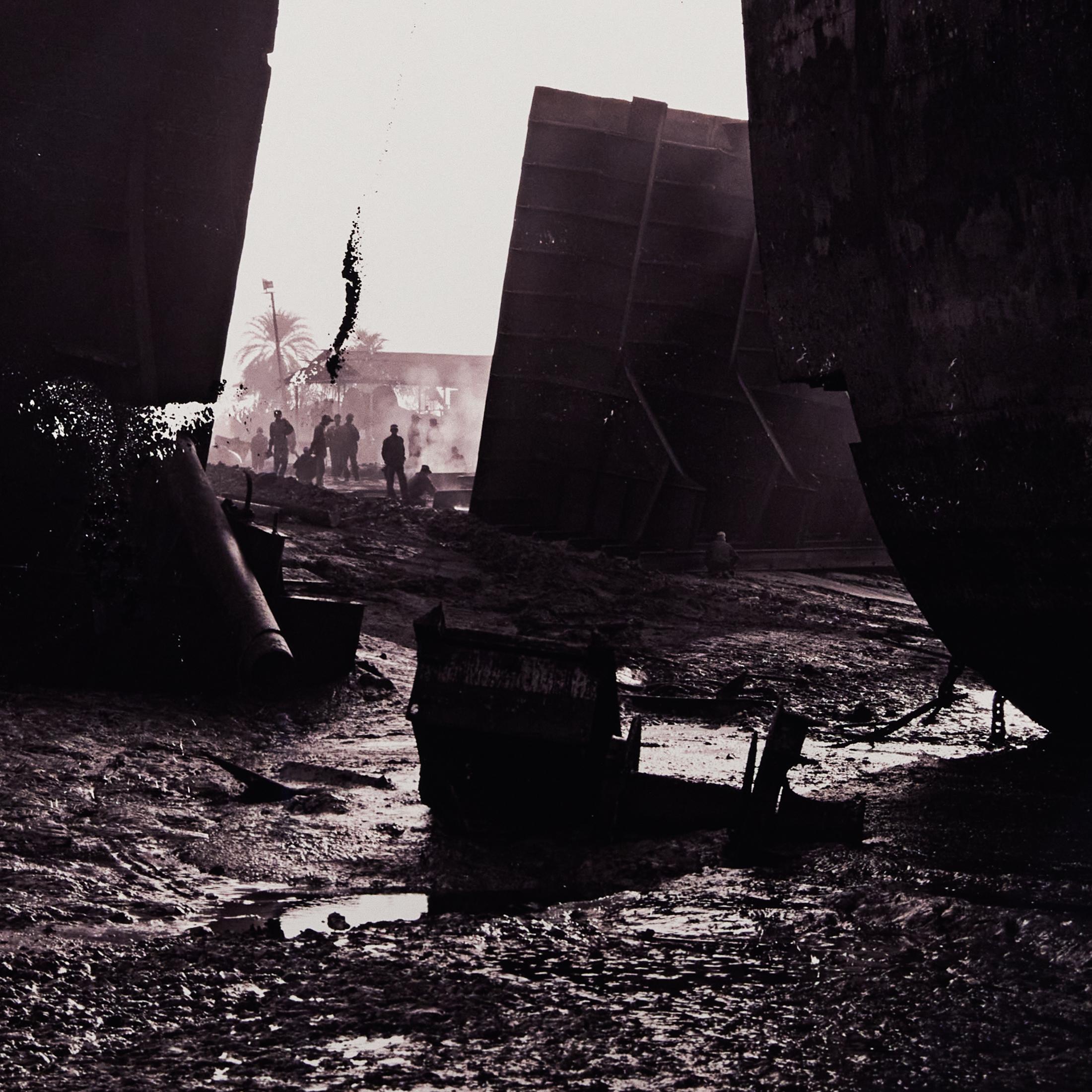 Shipbreaking #2 Prueba de campo - Black and White Photograph Negro de Edward Burtynsky