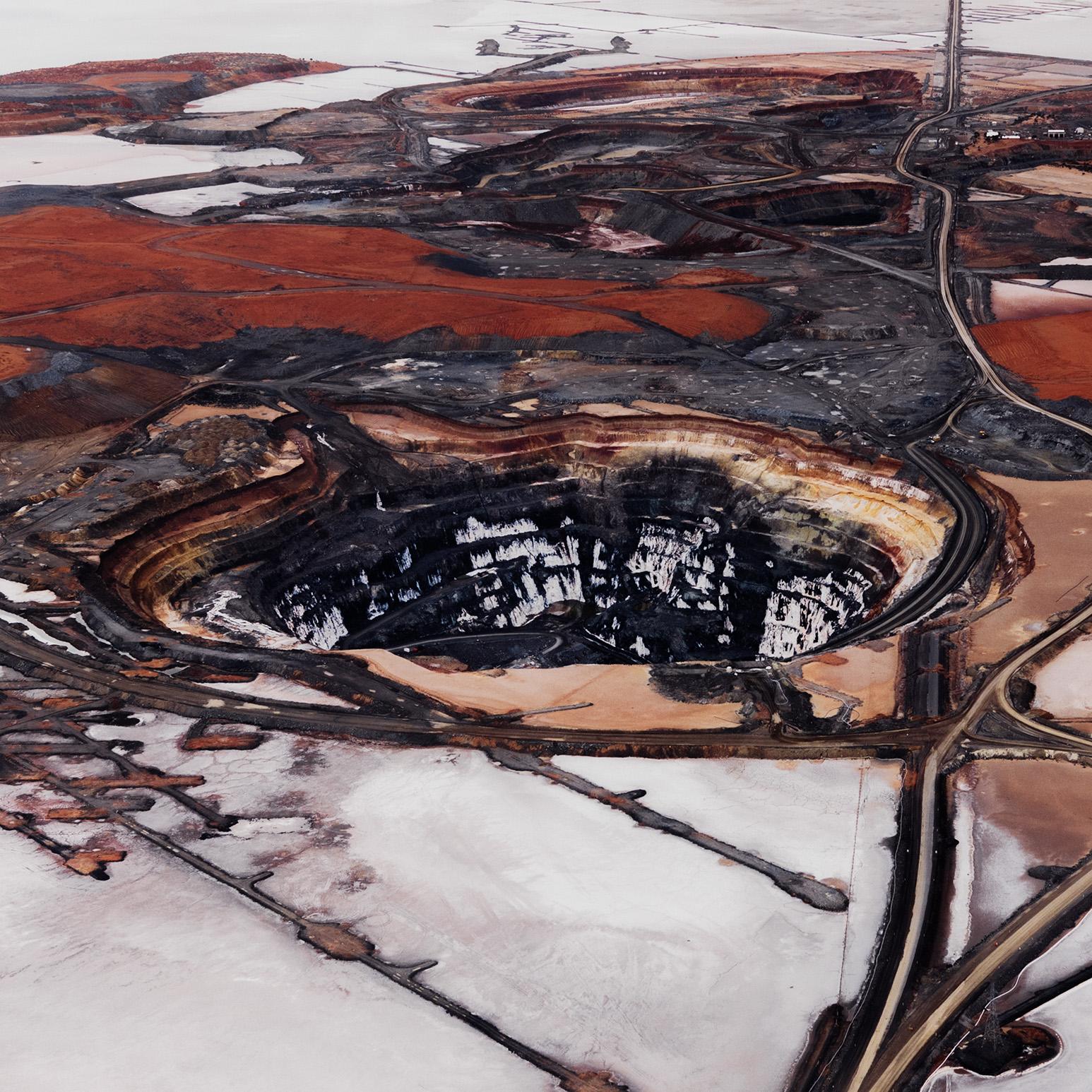 Operazioni di Silver Lake #2, Lago Lefroy, Australia Occidentale, 2007 - Abstract Photograph Argento di Edward Burtynsky