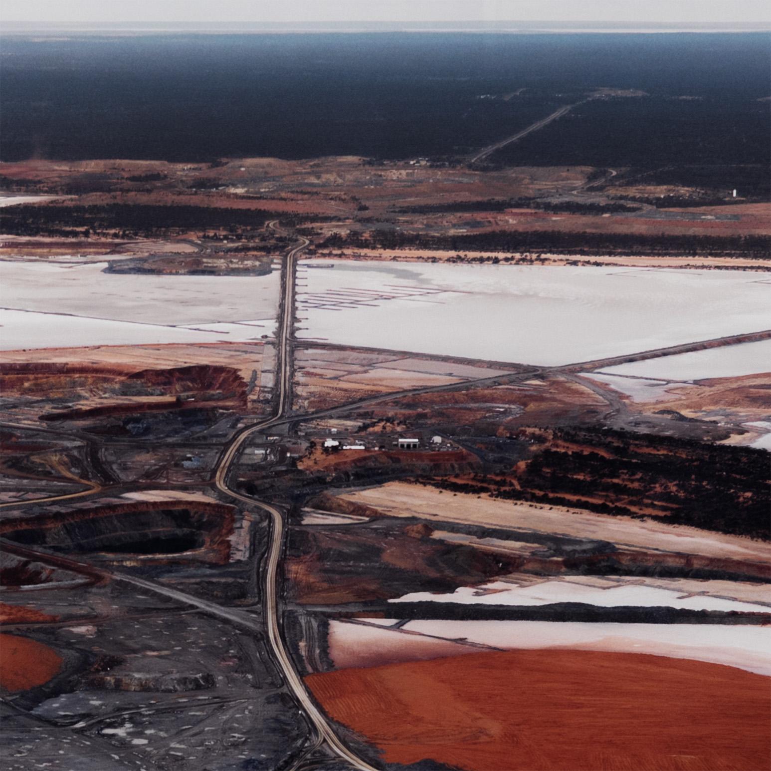 Edward Burtynsky è uno dei fotografi più acclamati del Canada.

È noto per le sue accattivanti fotografie su larga scala che documentano le ramificazioni della produzione industriale sull'ambiente. Il lavoro di Burtynsky presenta spesso una tensione