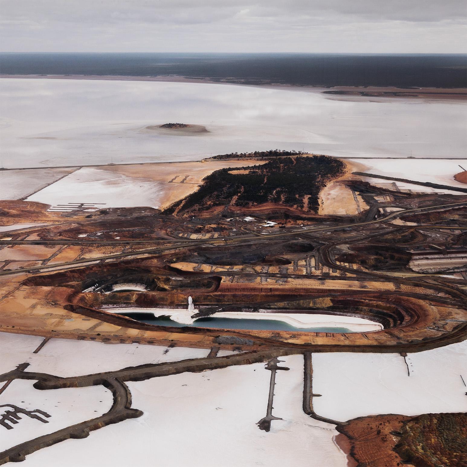 Edward Burtynsky (nacido en 1955) es uno de los fotógrafos más aclamados de Canadá.

Es conocido por sus cautivadoras fotografías a gran escala que documentan las ramificaciones de la producción industrial en el medio ambiente. La obra de Burtynsky