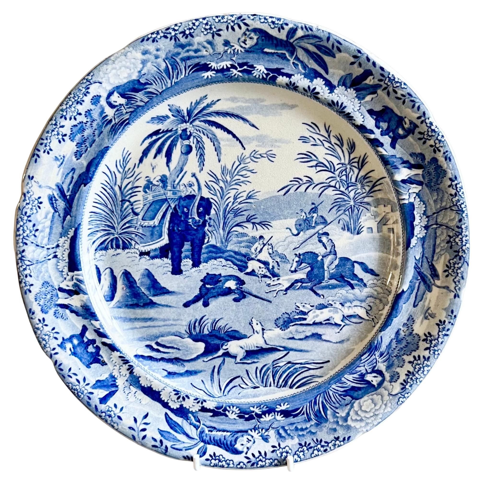 Assiette en faïence d'Edward Whiting, bleu et blanc "Mort d'un ours", vers 1850 en vente