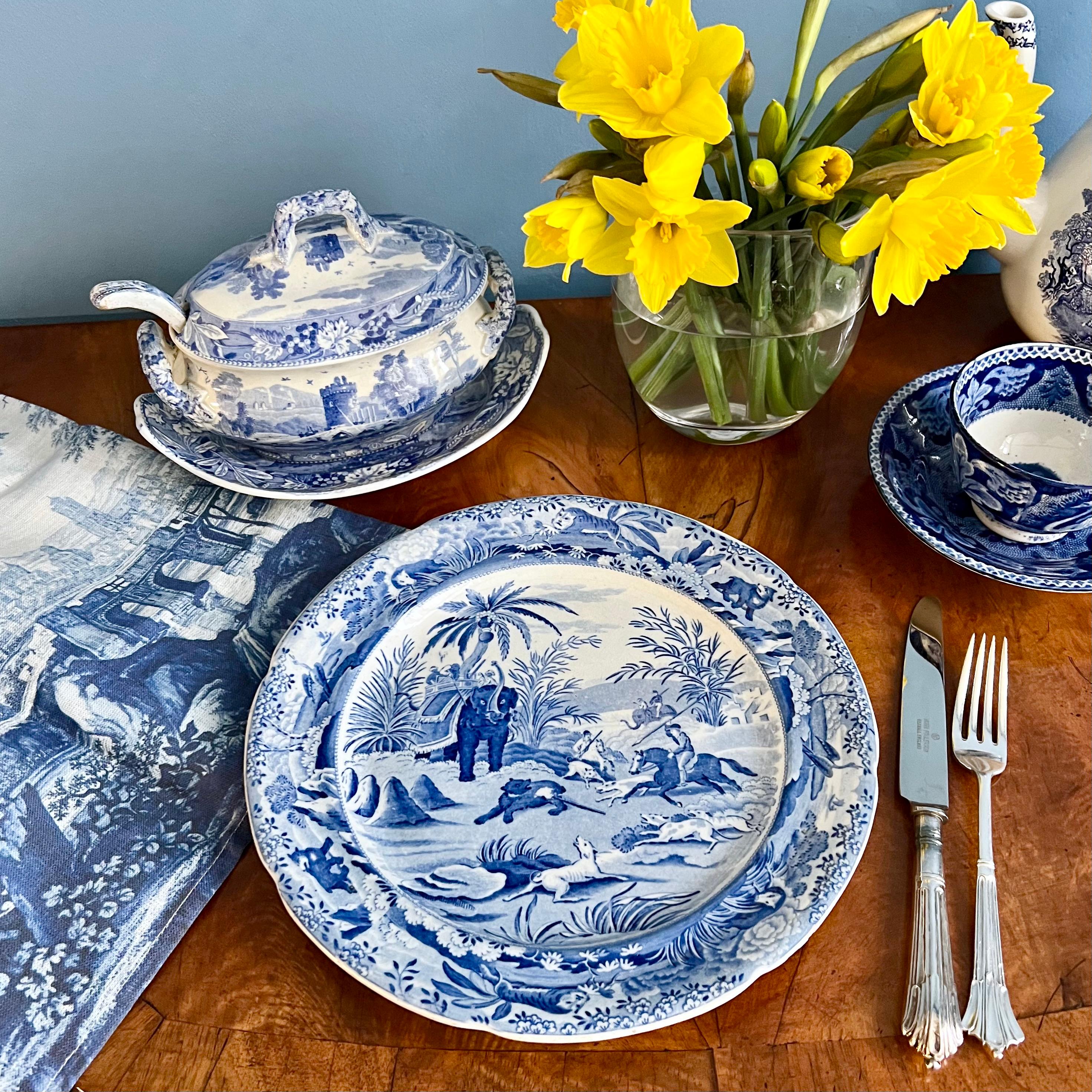 Il s'agit d'une belle assiette à dîner fabriquée vers 1850 par Edward Challinor. L'assiette est en faïence perlée et décorée d'une impression par transfert bleu et blanc qui est une copie proche de la célèbre série 