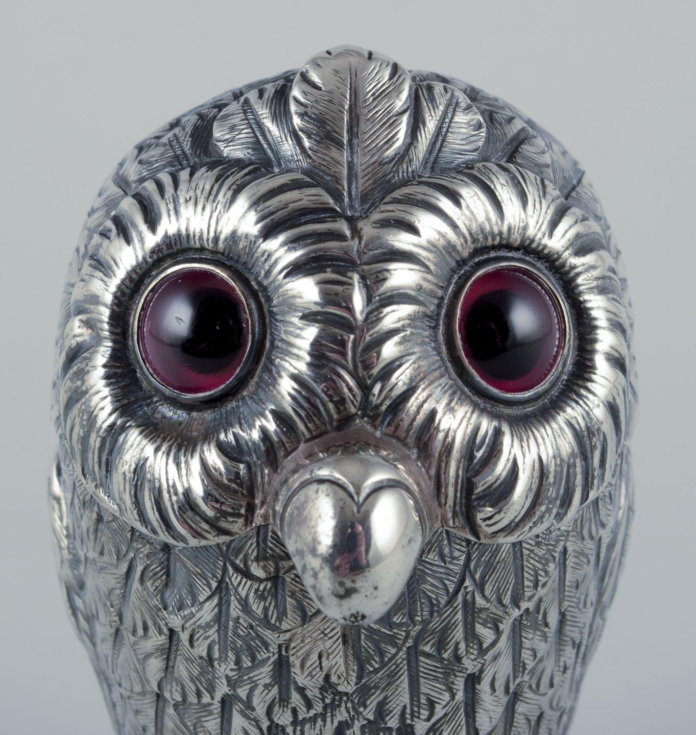 Edward Charles Brown. Seltenes Senfglas in Form einer Eule. (19. Jahrhundert) im Angebot