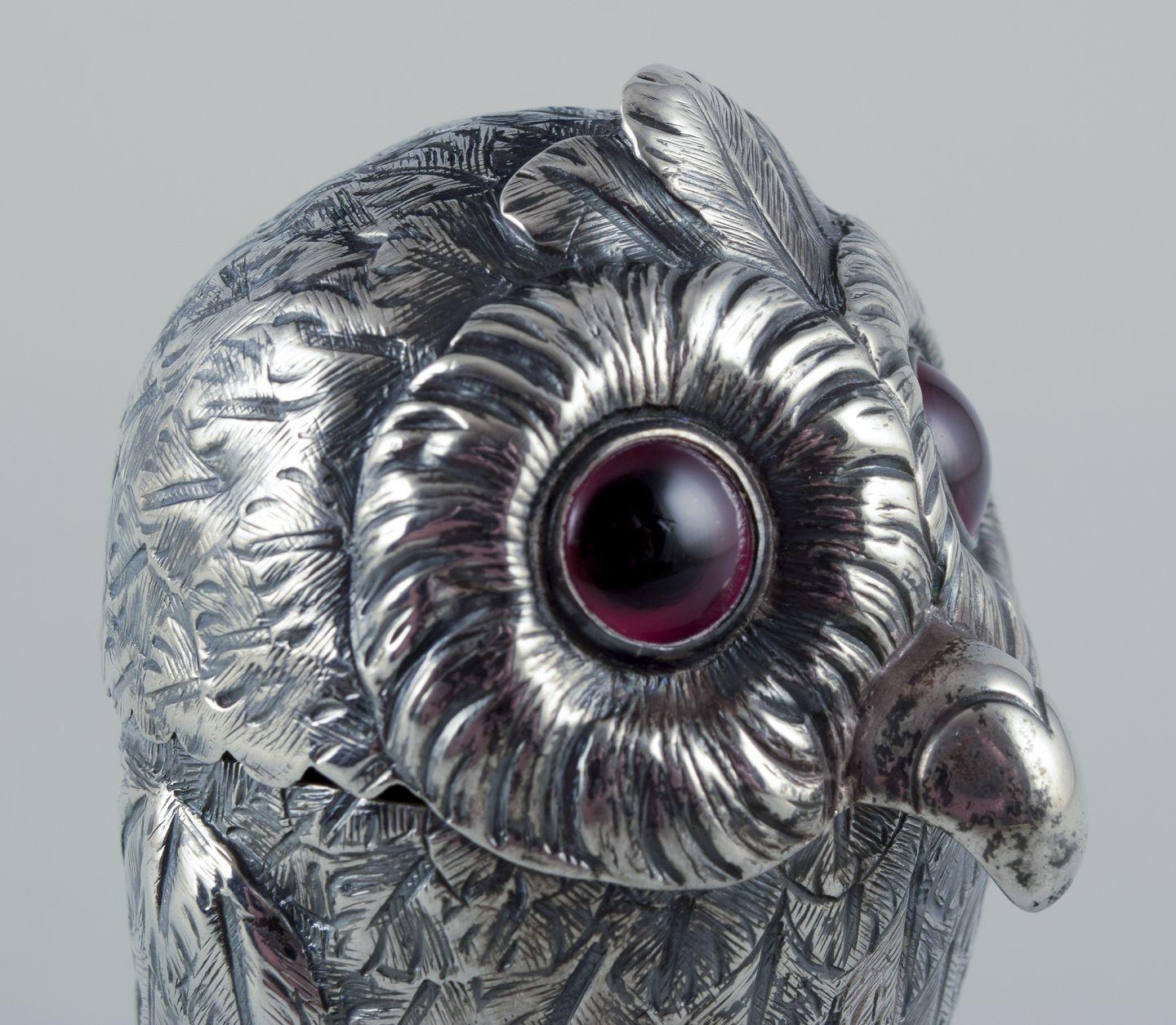Edward Charles Brown. Seltenes Senfglas in Form einer Eule. (Metall) im Angebot