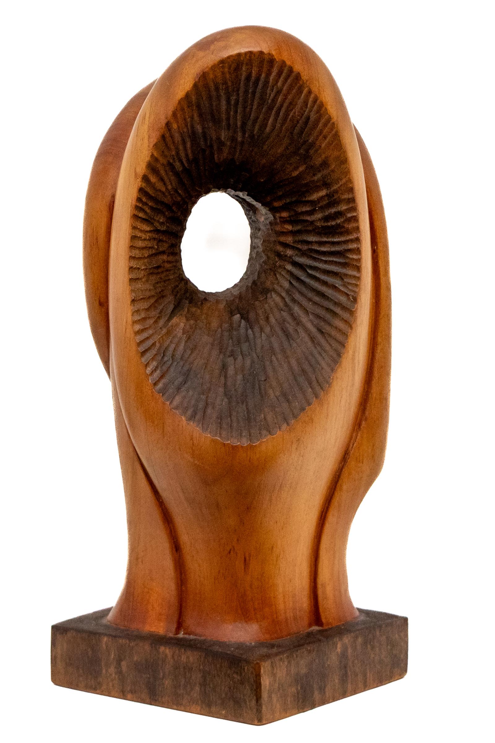 Auffällige abstrakte biomorphe Skulptur des amerikanischen Künstlers Eduardo Chavez aus der Mitte des 20. Jahrhunderts, fachmännisch geschnitzt aus wahrscheinlich Kirschholz. Dieses Vintage-Stück zeigt weiche, fließende Formen, die an natürliche,